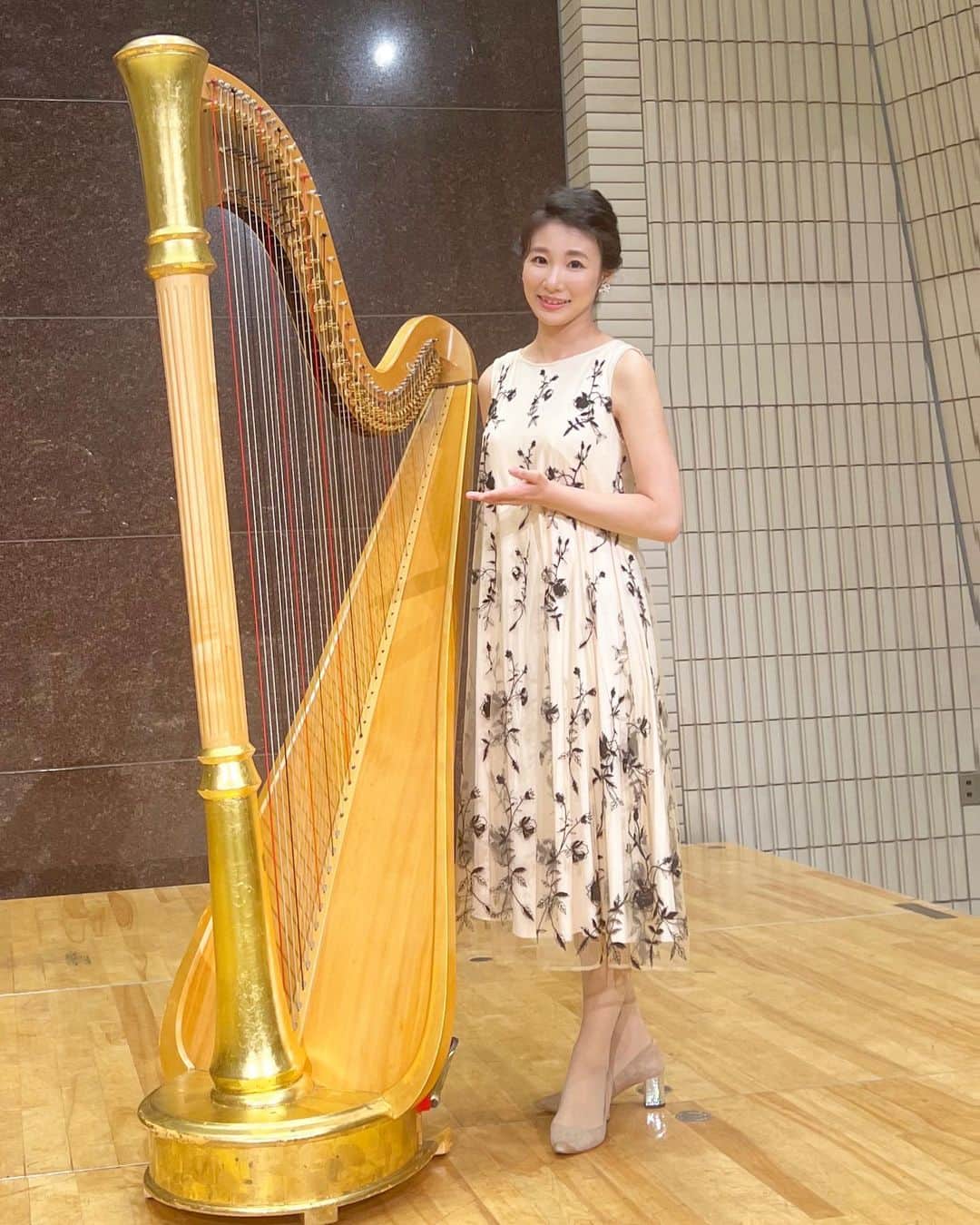 島津久美子のインスタグラム：「* 全曲ハープ伴奏という優雅で贅沢すぎるコンサートに参加させて頂きました♬* ハープの流れる様な響きと音色が、連日のモヤッとした暑さを洗い流してくれるような、美しく爽やかなひと時😍 @ayuka_harp 様🎀ありがとうございました* #クラシックコンサート #ハープ #音楽の日 #コンサート #素敵な時間 #ステージ衣装 #sybilla #シビラワンピース #パンプス #katespadenewyork #アクセサリー #dolcegabbana #ママアナウンサー #男の子ママ #classic concert #harp #singer #mc #stagenavigation」