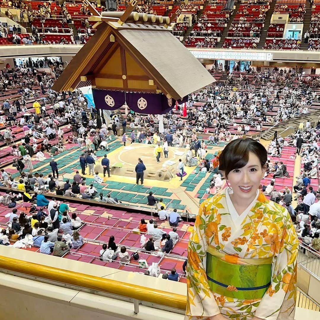谷中麻里衣のインスタグラム：「Sumo tournament in May 🍀  春場所の番組を担当させていただいたのをきっかけに興味を持った大相撲🥰 夏場所を見に行ってきました✨ 番組で取り上げた力士の方の特徴を思い出しながらの観戦はとても楽しかったです❤️ 夏場所の番組も試合内容を思い出しながら話せました😊  写真は試合終了後、だいぶ人が減ってから一瞬マスクを外して🌸  解説コメンテーターこと父と✨笑 簪は母が作ってくれた鬼灯を😊  #大相撲#夏場所#着物#小紋」
