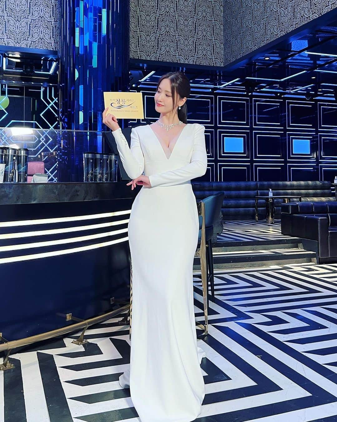 ユナさんのインスタグラム写真 - (ユナInstagram)「A big thank you for inviting me to speak and celebrate a memorable night💙  #제1회_청룡시리즈어워즈 🏆  ‘The 1st Bluedragon Series Awards’」7月20日 23時12分 - yoona__lim