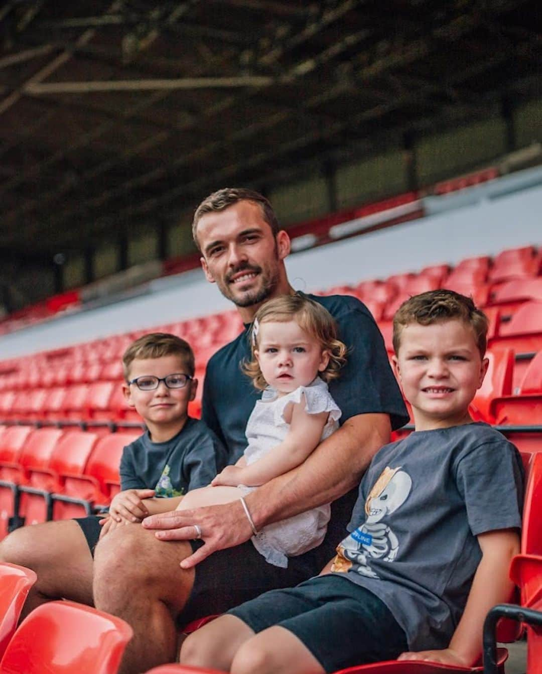 ハリー・トフォロさんのインスタグラム写真 - (ハリー・トフォロInstagram)「Can’t wait to meet you all. So happy to be at this historic football club. A chance to fulfill a childhood dream of premier league football at @officialnffc is so exciting for me and my family. See you soon 🔴⚪️」7月20日 23時33分 - harry_toff