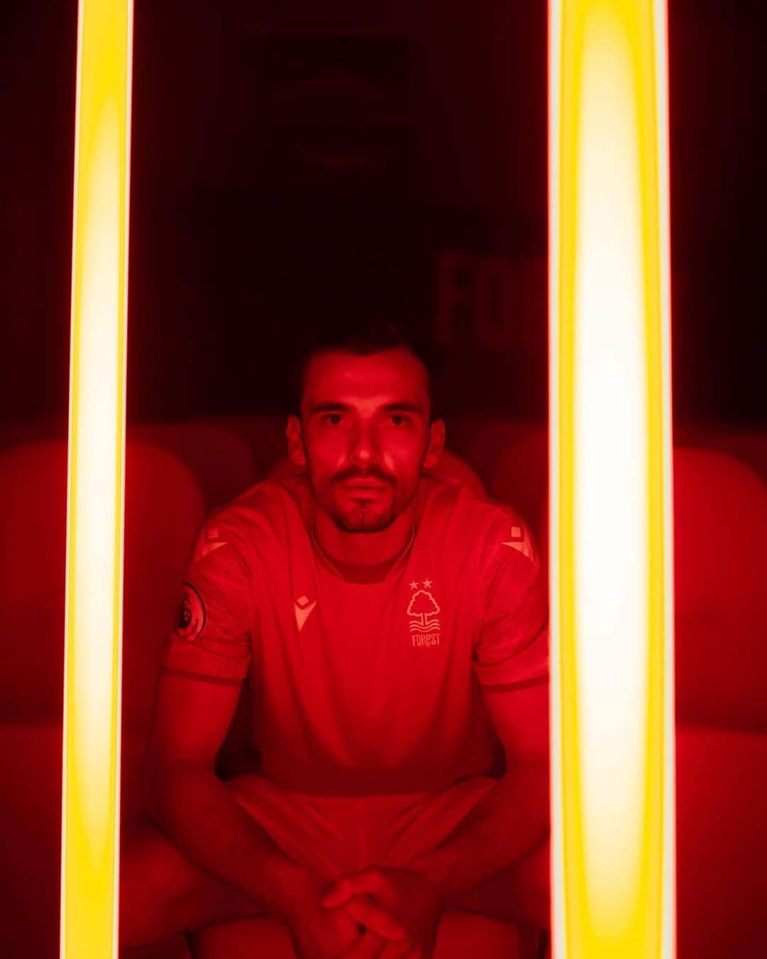 ハリー・トフォロのインスタグラム：「Can’t wait to meet you all. So happy to be at this historic football club. A chance to fulfill a childhood dream of premier league football at @officialnffc is so exciting for me and my family. See you soon 🔴⚪️」