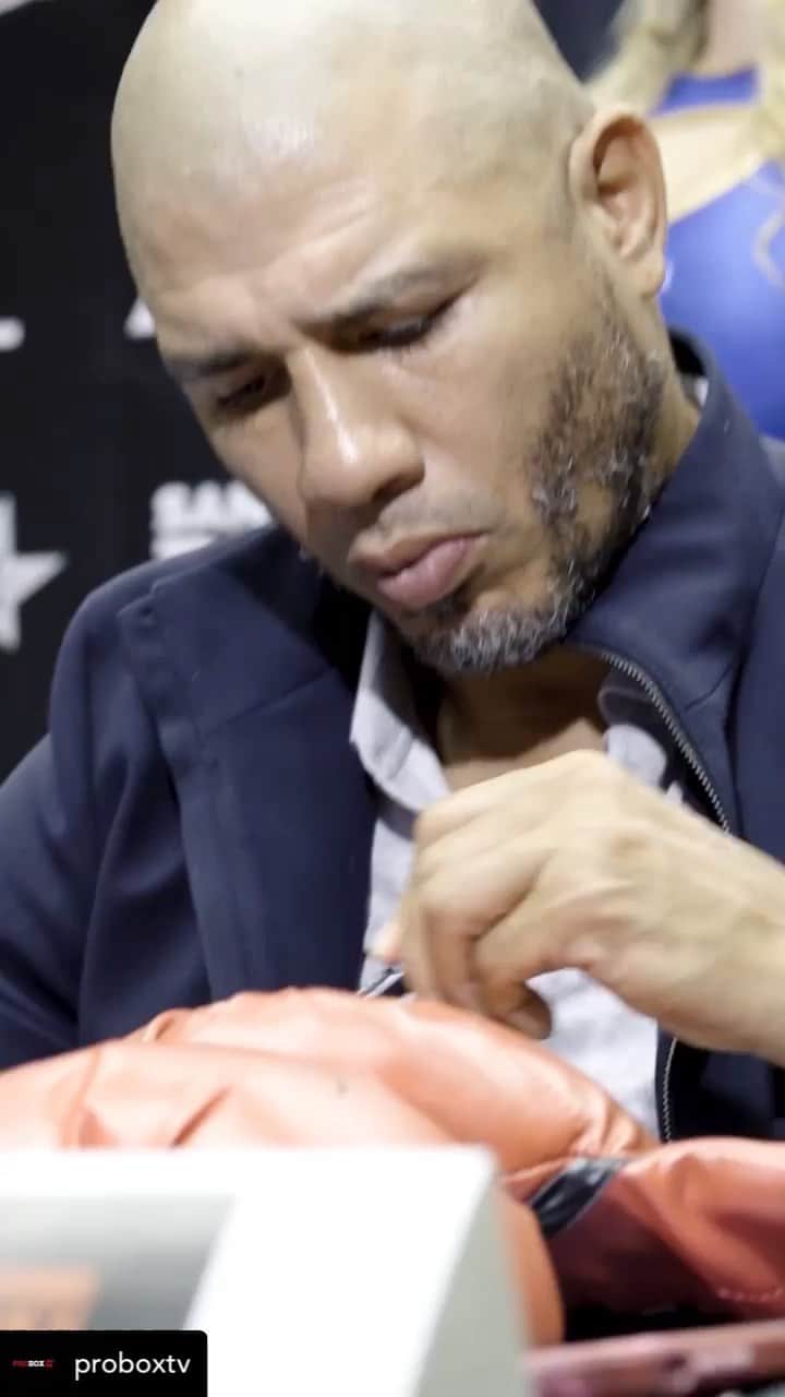 ミゲール・コットのインスタグラム：「Pronto más detalles para participar y ganar un guante autografiado por @jmmarquezof y un servidor  @proboxtv 🌎🇵🇷 COTTO PROMOTIONS 🤝 PROBOX TV 👊📺  Today’s press conference in Puerto Rico went off with a bang. Here’s a quick highlight of @realmiguelacotto and @jmmarquezof at the event.  Not subscribed yet? Sign up now at ProBoxTV.com and don’t miss out on the live events every month and exclusive content featuring @royjonesjrofficial @antoniotarver @paulmalignaggi and @jmmarquezof 👊🔥  #boxing #boxeo #proboxtv #usa #puertorico #miguelcotto #marquez #juanmanuelmarquez #dinamita #mexico」