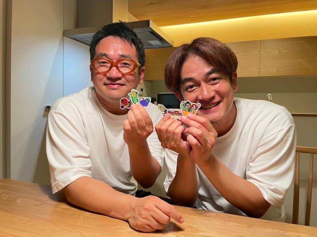 中西茂樹さんのインスタグラム写真 - (中西茂樹Instagram)「いとこよ。良い表情である。その表情を引き出したのは私である。 #なすなかにし #従兄弟 #手元にはステッカー #私が描いたステッカー #ゆえにこの表情 #引き出した私 #引き出された晃行」7月21日 6時50分 - nasunakanakanishi