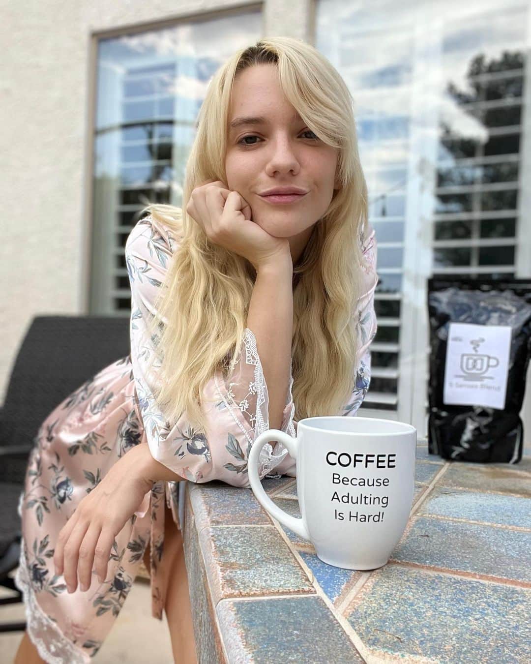 ケナ・ジェームスのインスタグラム：「Coffee is so necessary for adulting 🤤  @dd_roasters knows just how to kick start the morning 🖤」