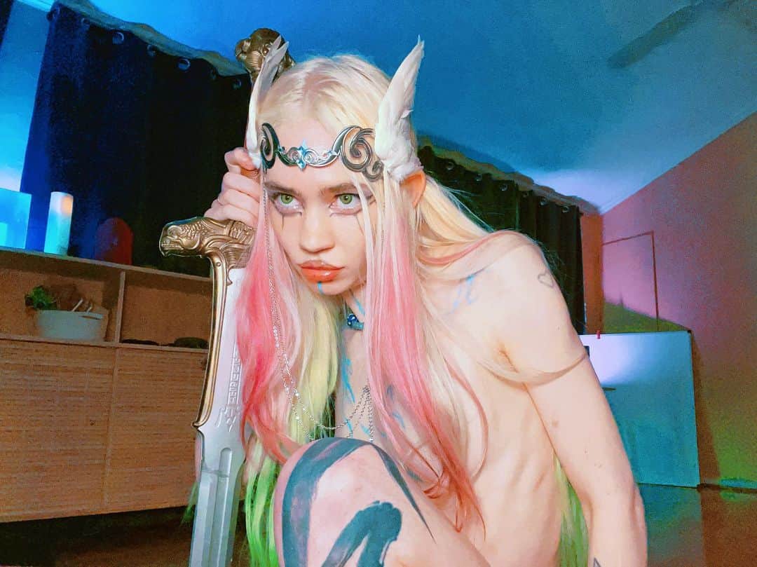 グライムスのインスタグラム：「Wish I bothered to go outside for this photo based on how sick it is was supposed to just be a makeup test lol Howz everyone’s day?」