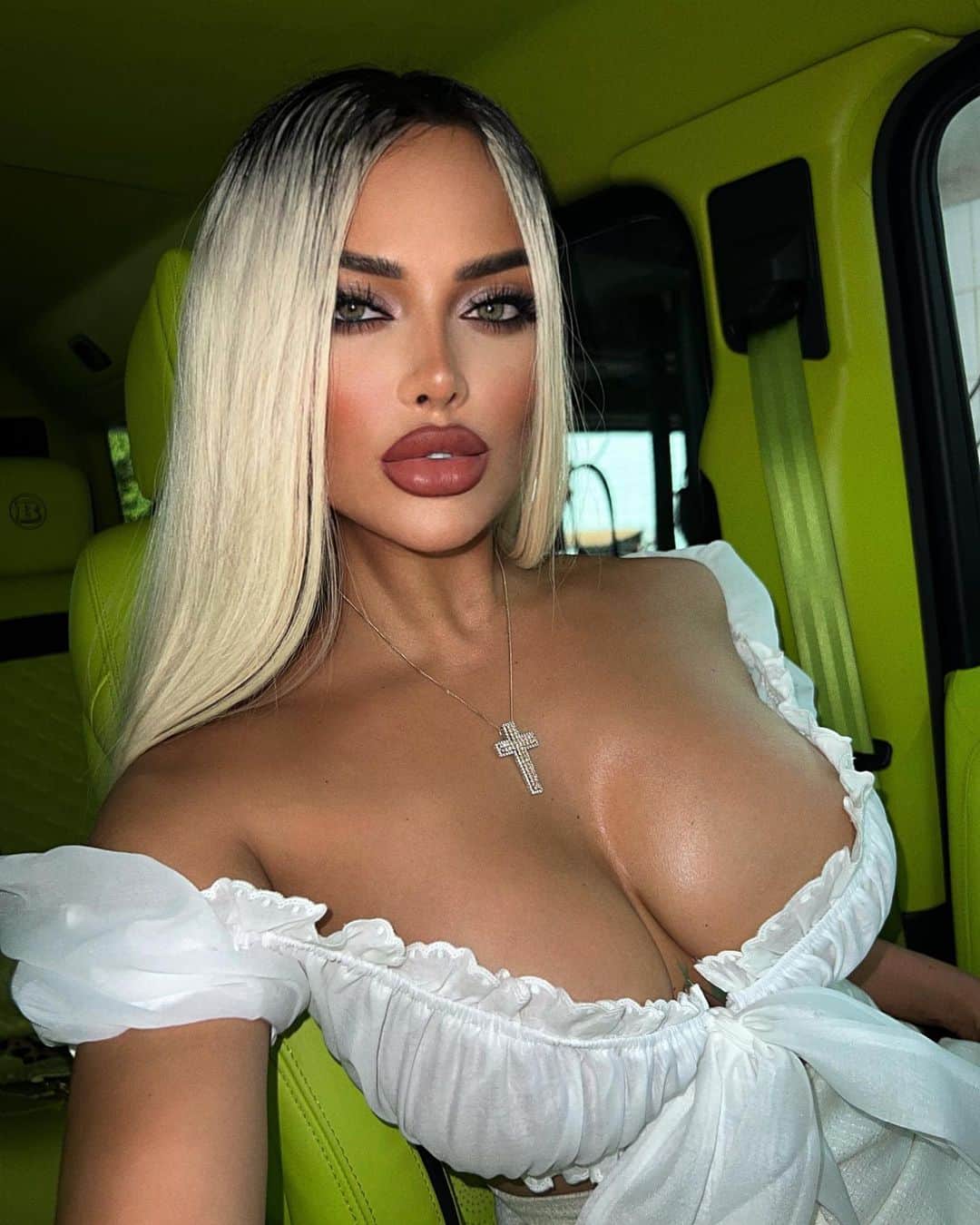 Nita Kuzminaのインスタグラム：「Любовь дика.. Вся её красота в дикости.. Она приходит как порыв ветра с великим ароматом, наполняет твоё сердце и внезапно там, где была пустыня появляется сад, полный цветов. Ты не знаешь откуда она приходит и не знаешь способ как её вызвать.. ♠️」