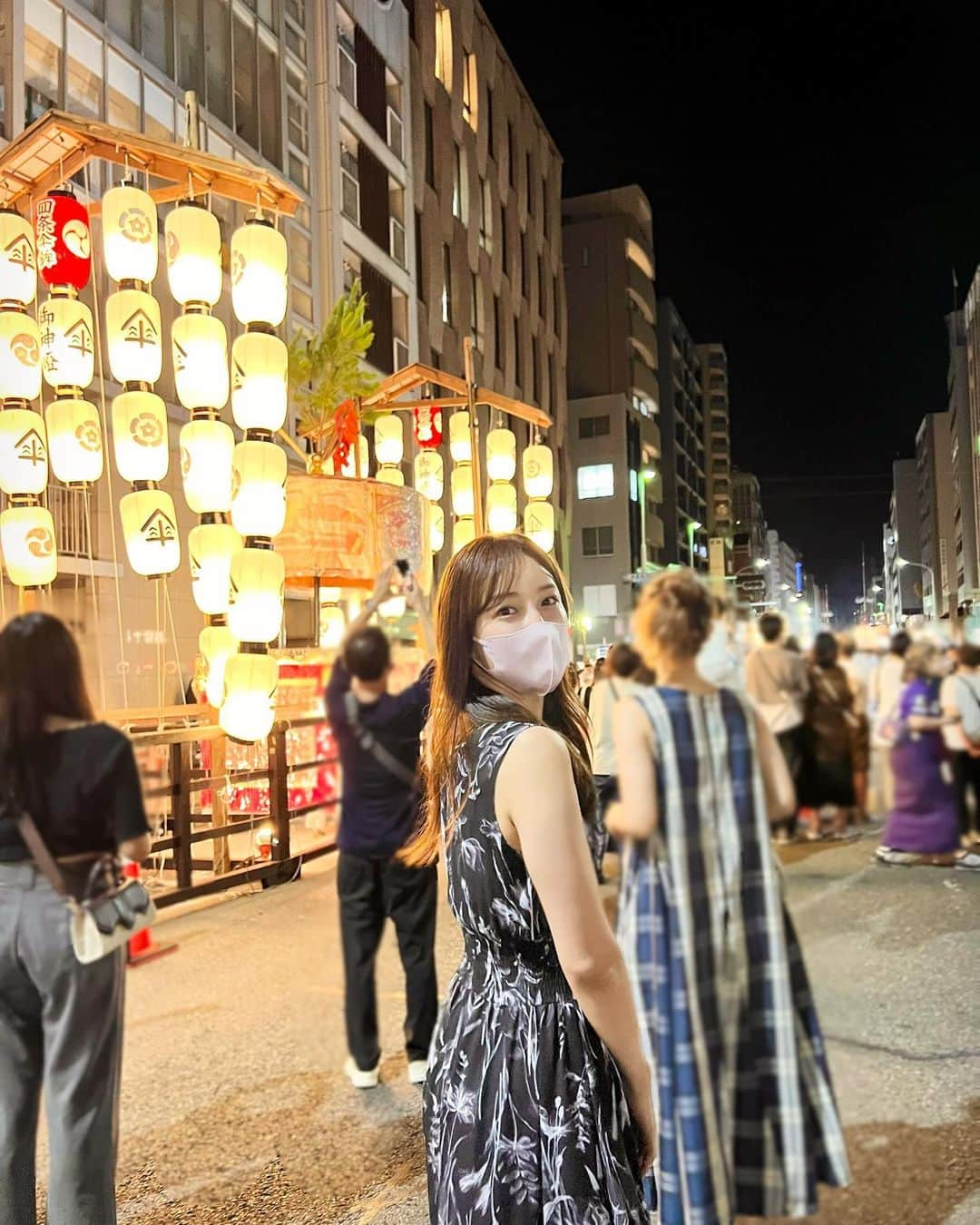 森川侑美のインスタグラム：「先日の祇園祭🏮 3年ぶりの開催で、宵山の晩は祭りの熱気と人の熱気を 久しぶりに肌で感じた夜でした☾  街全体がステージとなった豪華絢爛な世界観で 京都は和のテーマパークだからね！🏯🏰と どこかで聞いた言葉を思い出しながら.. 人の多さでゆっくり見れないのが残念でしたが 何個か山鉾と記念撮影✌︎  最後の写真、放下鉾の「放下」は 禅語で「ほうげ」と読み、 妄念を捨て技芸練磨に専心することをいうそう。  はい！頑張らせていただきます🥹  ご朱印も全ての山鉾にあることを知ったので、 来年もまた訪れたいな。。！ 無事、来年も開催されますよう願っております🏮  #京都#祇園祭#宵山#山鉾#綾傘鉾#放下鉾#推し鉾#見つけるの流行ってるらしい #kyoto#gionfestival」