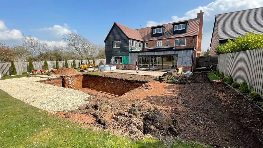 ダニエル・オハラのインスタグラム：「Transformation 🏡  @my_pool_direct @charlesandivy @shedstolast @easybathrooms @hedgesdirect.co.uk @exteriorpaversuk @grasswarehouseuk @modernrattanuk @the.rugs Photographer @ptaerialphotography」