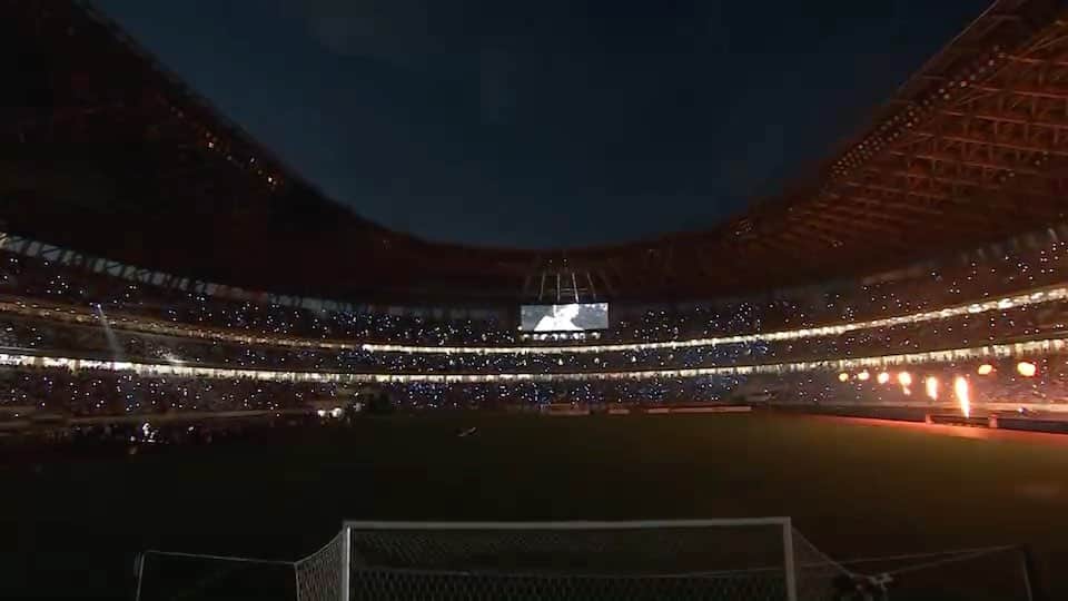 雅-MIYAVI-のインスタグラム：「🙏🏻🙏🏻 #Repost @miyavi_staff ・・・ Legendary match between @psg and @kawasaki_frontale. Thank you for having @miyavi_ishihara perform ⚽️🏟」