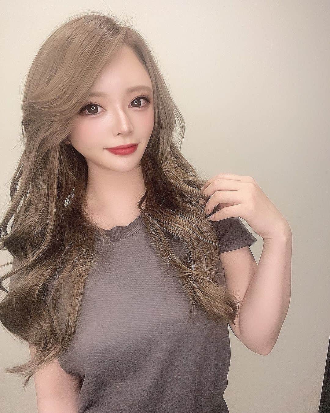 ゆいのインスタグラム：「. . . 💇🏼‍♀️💇🏼‍♀️  カラー、カット、エクステ、 ヘアケア系ぜーんぶ @rosa_studio_0301 💖  SEIYAさん @rosa_seiya0612   がセンス良すぎて 全任せ🤤🤤🤤💕  行きつけあると楽チン✨  . .  #ヘアカラー #エクステ #ヘアカラー #美容室 #美容 #カラコン #アートメイク #エステ #ダイエット #イメチェン #セットサロン #ショートカット #小顔 #おしゃれ #丸顔 #童顔 #アッシュグレー #整形 #くびれ #筋トレ #キャバ嬢 #キャバクラ #北新地 #ミナミ #心斎橋 #アメ村 #ビジョビ #インポート #小顔矯正 #ホワイトニング #大人女子」