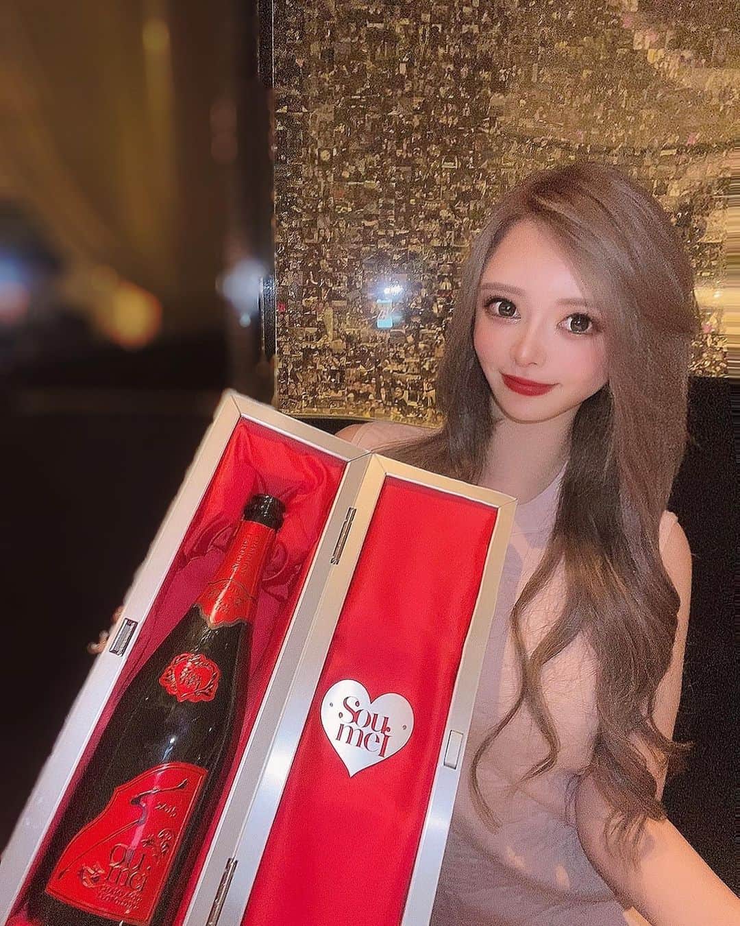 ゆいのインスタグラム：「. . .  なんでもない日に いきなりレッドはキュン🤤💗  ありがとうございます😌❤️  @soumei.japan   . .  #キャバ嬢 #キャバクラ #北新地 #ミナミ #大阪 #お酒 #シャンパン #ソウメイ #キラキラ #北新地キャバクラ #きゃばきゃば #ギャル #巨乳ギャル #グラビア #丸顔 #ドレス #ダイエット #筋トレ #低身長 #メイク #カラコン #整形 #ネイル #美容 #糖質制限 #くびれ #ショートヘア #すっぴん #水着 #歌舞伎町」
