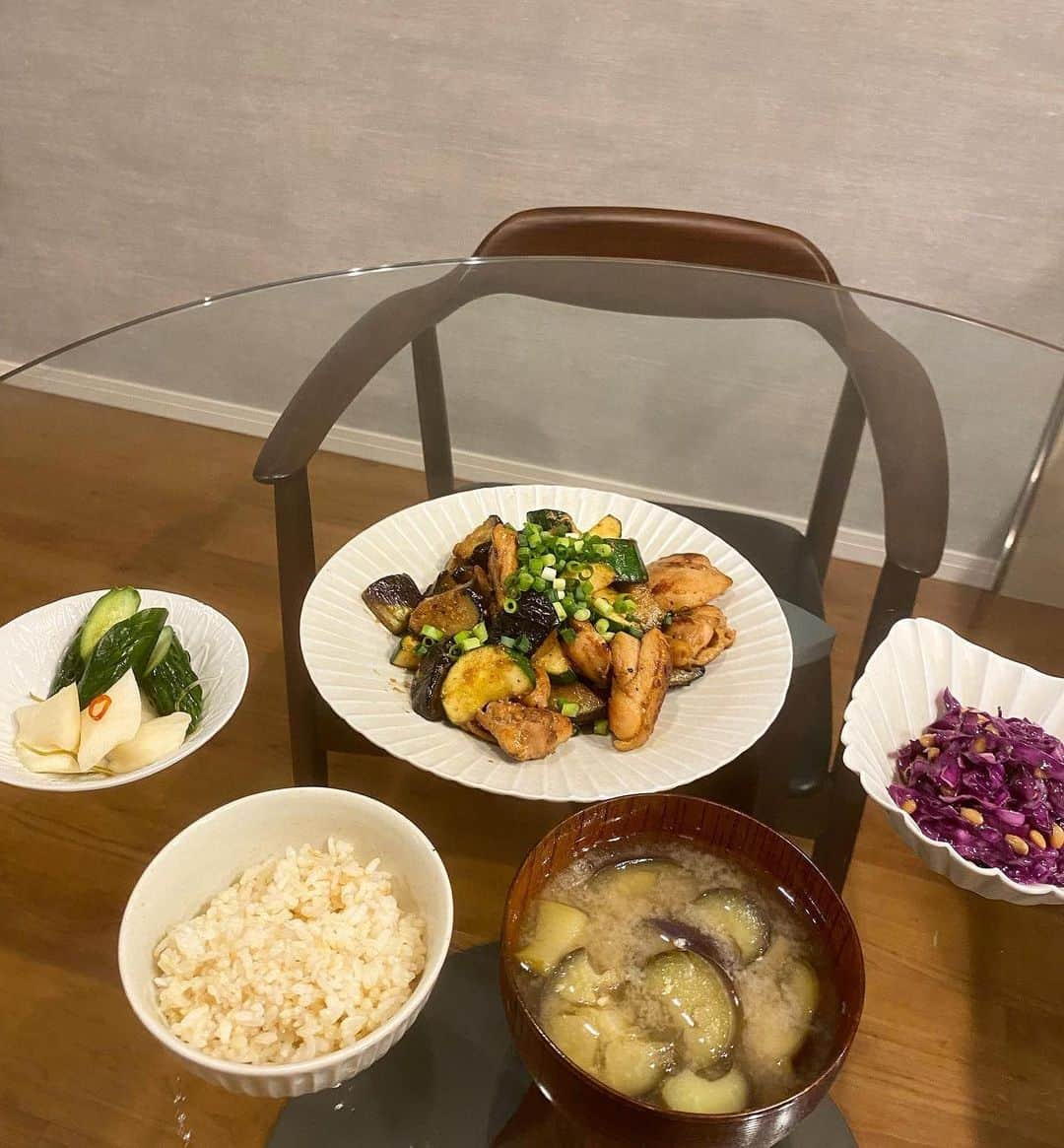 佐藤晴美さんのインスタグラム写真 - (佐藤晴美Instagram)「昨日の夜🍚  ＊塩糀鶏(半日つけておいた)とナスとズッキーニの味噌炒め  ＊紫キャベツと納豆のコールスロー @kamimuu さんに教えていただいた❤︎  ＊茄子のお味噌汁  ＊七分米　(お友達　@narumi_obama  のご実家福島で作られている低農薬栽培米。甘くて美味しいの) @obamai.come ❤︎  ＊お漬物  夏野菜が嬉しい季節🍆💚」7月21日 15時09分 - sato_harumi__official