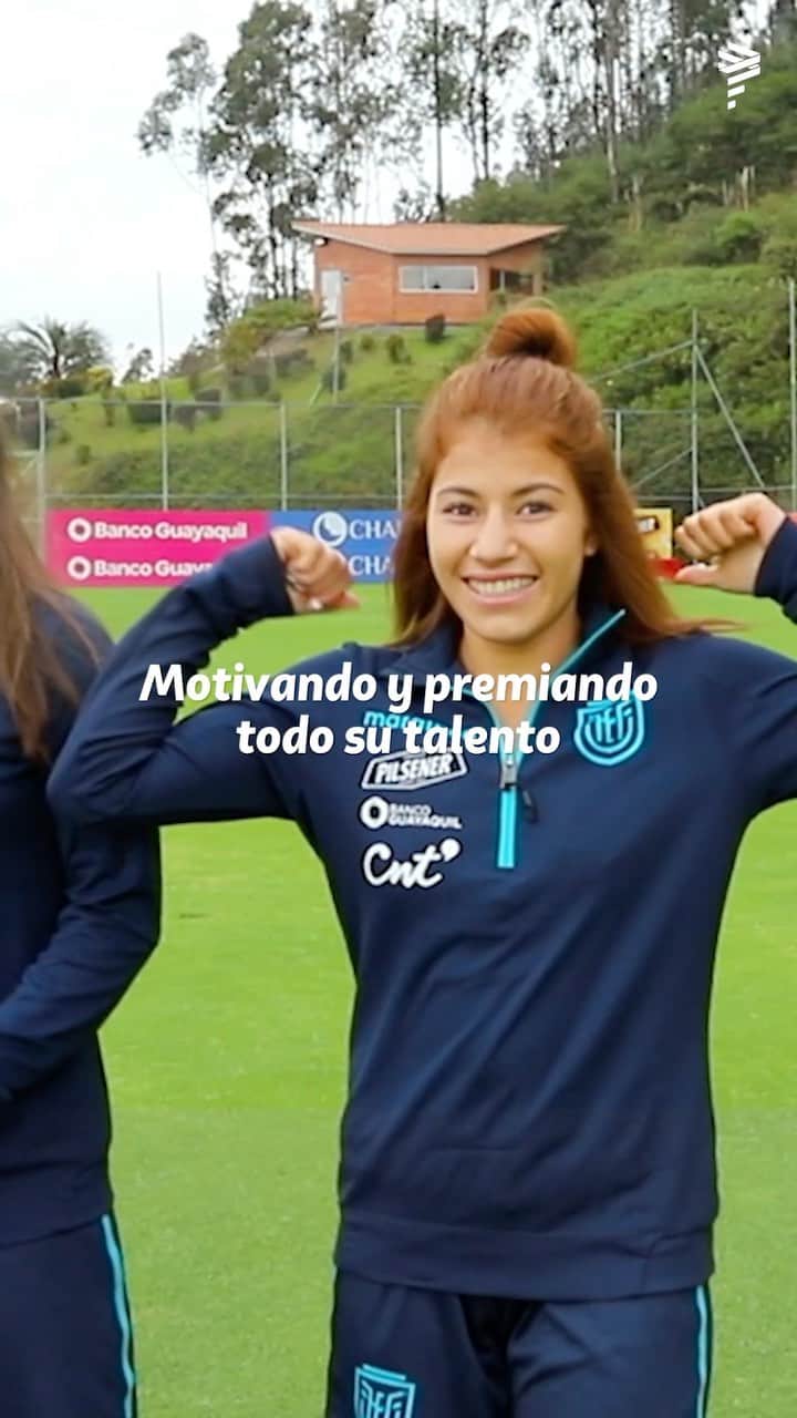 のインスタグラム：「Se viene un importante desafío para La Tri y @LATAMAirlines una vez más estuvo presente para apoyar y motivar a nuestras jugadoras. ¡Vamos Ecuador! 🇪🇨⚽ Hacer historia juntos, #EsoQueNosHaceVolar️」