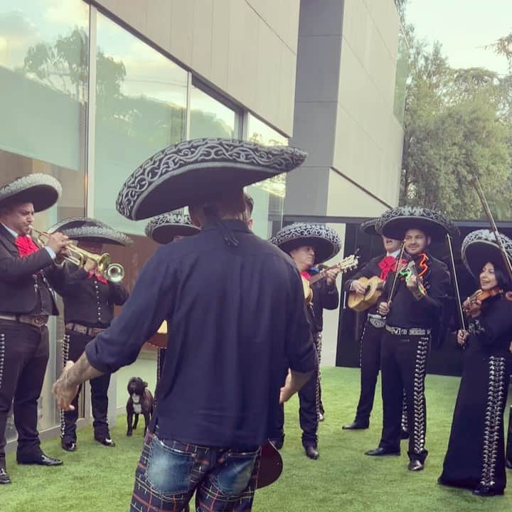 ダニエウ・アウヴェスのインスタグラム：「La vida siempre manda señales, necesitamos estar siempre atentos a  eso!!!  Viva Mexico cabrones🤪  TBT? 🤪😂😎🐆」