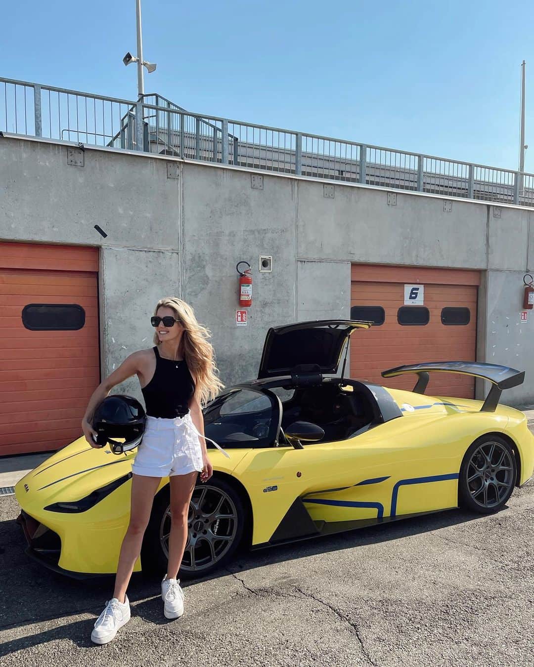 Lindsay Brewerのインスタグラム：「Fun day of fast cars, the track, and the Italian countryside🇮🇹 thank you @dallaragroup @pirelli for the experience! #dallarastradale」