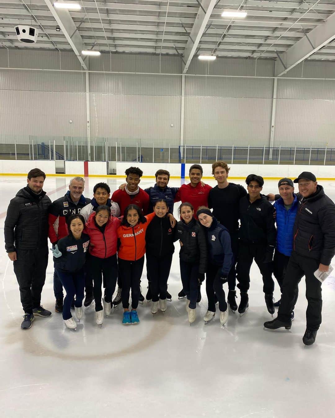 セヴェリン・キーファーのインスタグラム：「Back home after 3 incredible weeks in Canada and the US. I had the opportunity to work with some fantastic pairs and coaches in Oakville with @brunomarcotte and in Colorado Springs with @drew_meekins @viktor_pfeifer and many more! Thank you for the opportunity, I hope to see you all again soon! @skateoakville」