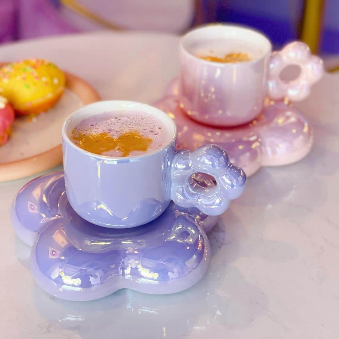 のインスタグラム：「💜初カフェプロデュース☕️🍰💜  新大久保📍BORA CAFE @boracafe1   2022.7.1 Open🎊  外観、内観、すべて紫の世界💜  BTS〝7人を待つ居場所〟として誕生しました🔍✨  店内コンセプトを始め、ケーキ、ドリンクなどのメニューもプロデュースしました。  食器類もわたしがセレクトしています💁🏼‍♀️  ぜひ新大久保にお越しの際は、お立ち寄りください✨  #PR #BORACAFE #ボラカフェ #新大久保 #BTS #ARMY」