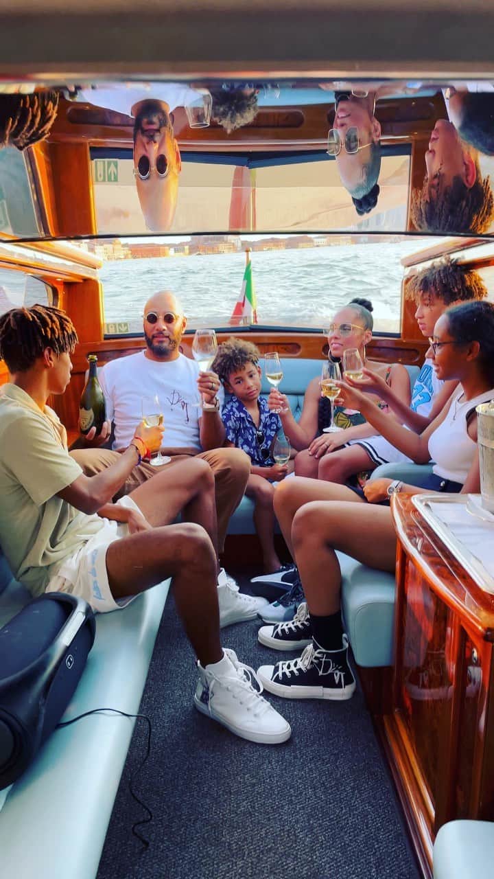 スウィズ・ビーツのインスタグラム：「Living crazy with family  that the only thing!!! OFF THE WALL⚡️⚡️⚡️⚡️⚡️ Them DEANS GLOBAL ZAAAA. For inspiration only 🙏🏽 Gen always in his Zoneee…..」