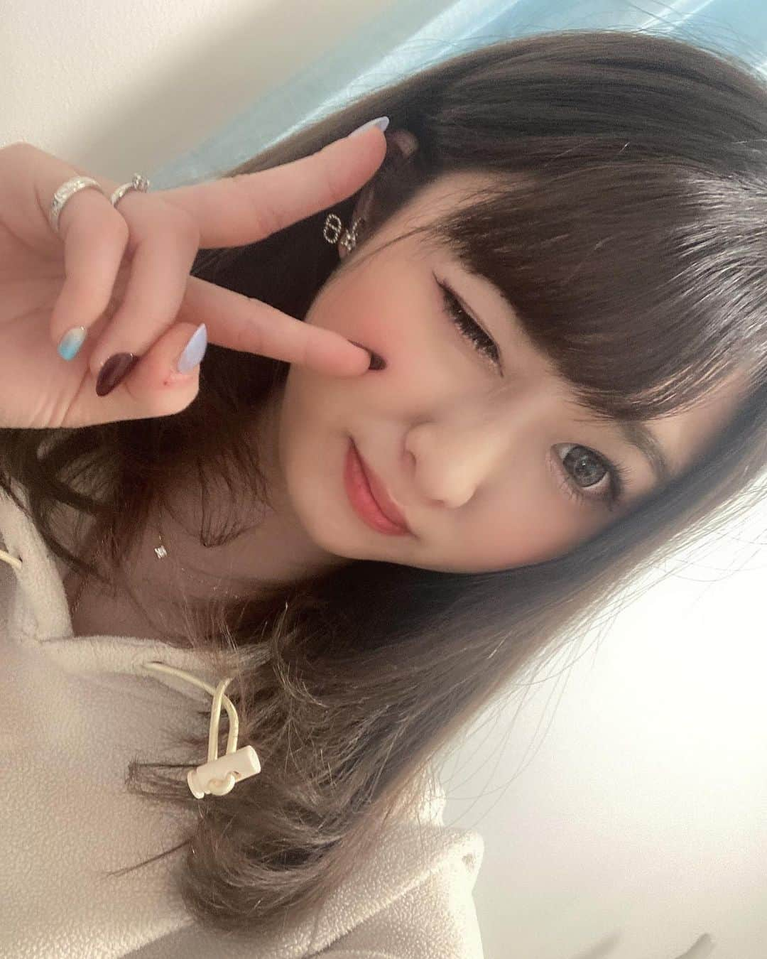 黒崎みかのインスタグラム：「ウインク( '∇^*)^☆  #黒髪#黒崎みか#セクシー女優#ウインク」