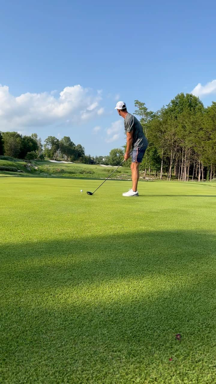 コール・ハメルズのインスタグラム：「Never a bad day here @thetroubadourclub! Lucky to be out on the links and enjoying this scenery. Golf game is still suspect though. Can’t take yourself too seriously when you’re in some #jordans #boardshorts & @vuoriclothing tee」