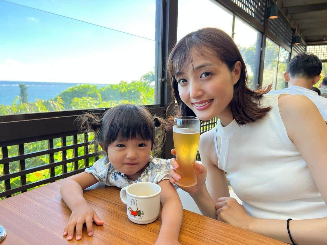 大浦育子のインスタグラム：「夜ご飯でお邪魔した、シギラリゾート内にあるスターダストガーデン🍽 とにかく海が見えるviewのところがよくて探しました😊 子連れで行きやすいカジュアルイタリアン♡キッズチェアや子供用お皿なども充実していたし、どれも美味しかった✨娘はリゾットを気に入って爆食いしていました😂 . . #宮古島#子連れ旅行 #スターダストガーデン #イタリアン#宮古牛」