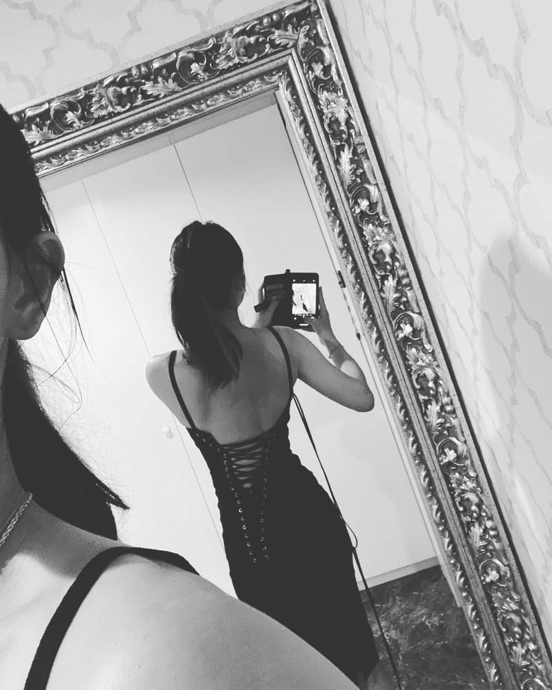 のインスタグラム：「15年物のガッバーナのワンピース サイドのファスナーを上げ切るまでに相当苦労しましたが😅 やっとの事でも着れたことにテンションが上がり、そして全く古さを感じさせないデザインに脱帽🙏した朝でした。  #dolcegabbana#dress  #morning#vintage」