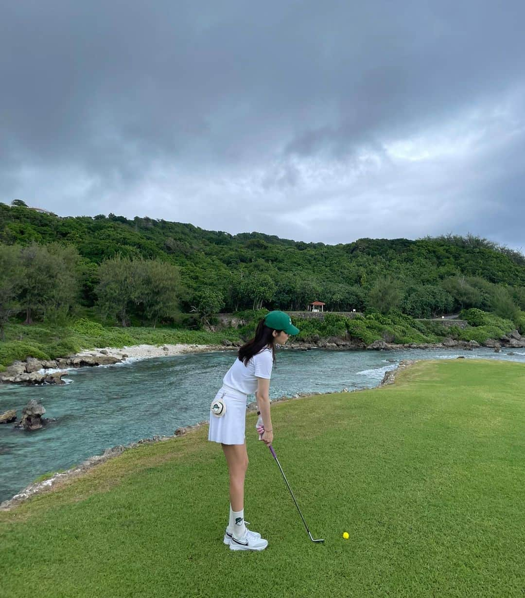 クォン・スジョンのインスタグラム：「💚⛳️🇺🇸🇬🇺 #guam #guamagian @shallwe_golf #mangilaogolf #mangilao #guam #guamgolf #괌망길라오 #망길라오cc #망길라오  첫 홀 버디하고  계속 파.. #양파 🥹」