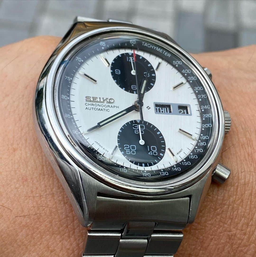 江口寿史のインスタグラム：「春頃にオーバーホールに出していた70年代のSEIKOクロノグラフ6138-8021。やっと手元に戻ってきた。というかもっと早くに仕上がってたんだけど、なかなか取りに行く時間がなかったのだ。 ぼくの漫画家デビューと同じ年、1977年〜1978年辺りの製造のモノ。中古で買ったので物語はないが。45年前の時計には今の時計デザインが失ってしまった粋というか隙というか、なにより余裕がありますね。  #seiko6138  #seiko61388020」