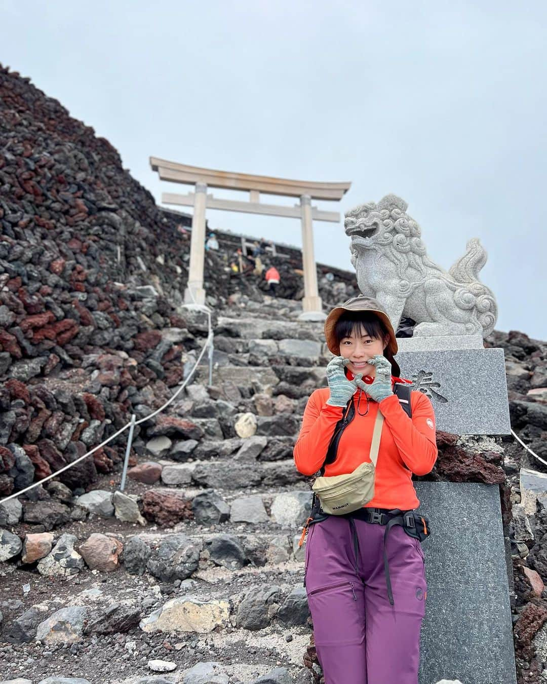 小田飛鳥のインスタグラム：「無事に昨日、富士山頂上まで登って来ました〜！ 雨風が強かったり、逆に日差しが暑かったり、富士山の洗礼も色々と受けましたが、本当に感動して…全ては自然の上に起きている事 自然を受け入れて、感謝して共に生きていかねば…と改めて思いました😌🌱 金剛杖も沢山焼印押して頂き、パワーも気力も多く持って帰ってきました🗻 富士山、ありがとう〜💙 最後の一枚、東京スカイツリーが見えているのですが、見つかりましたか？？👀 #富士山 #富士山登山 #富士山山頂 #mtfuji #fujiyama #fujisan #登山 #mammut #ご来光 #金剛杖 #東京スカイツリー」