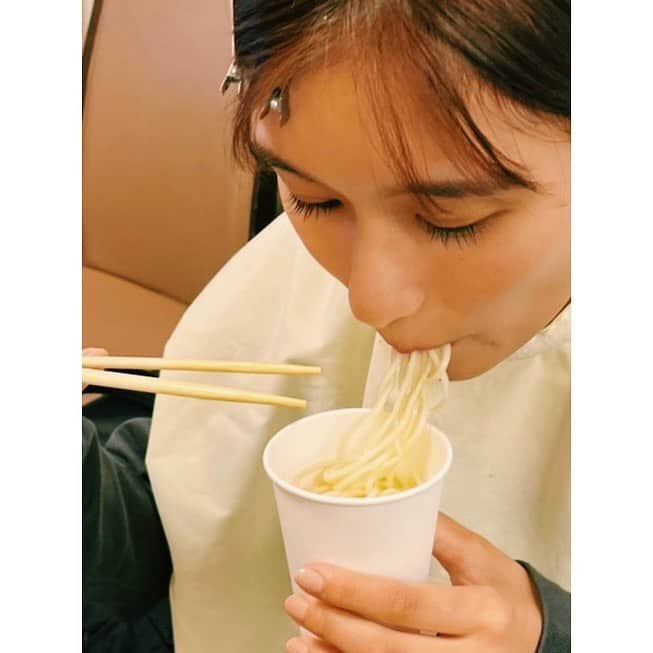 芳根京子のインスタグラム：「またラーメンを紙コップに分けて食べたんだ🍜みんなで食べると美味しいね！  お弁当とラーメン。ラーメンはおかず。  #芳根京子を置いておきます」