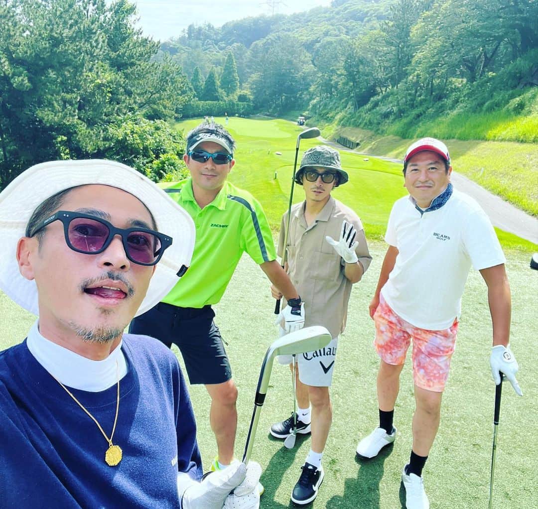 窪塚洋介のインスタグラム：「高校時代の連れと久々の再会、 そんでゴルフやったら、 思いの外エモかった😂 (皆んなワイより上手いんだけどねw)  そのタイミングで初バーディーなんて、 余計に忘れないじゃん✨  #葉山国際カンツリー倶楽部」