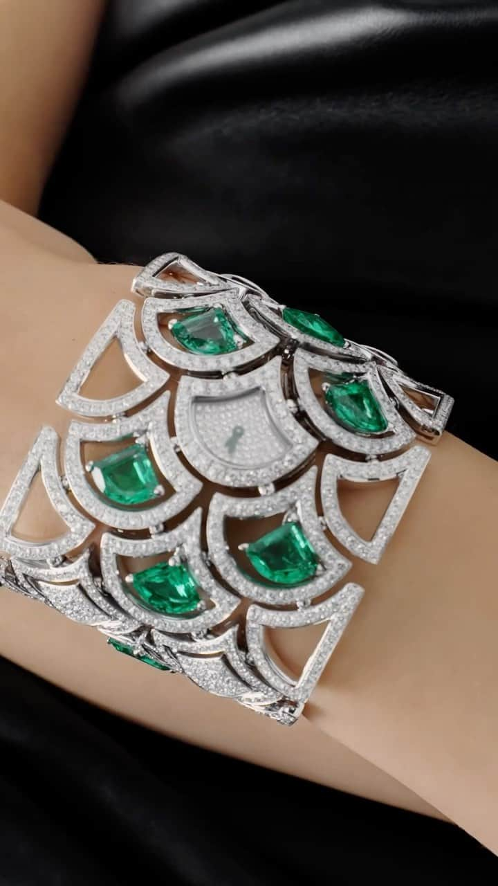 Harrodsのインスタグラム：「Hidden in plain sight, an immaculate #Bulgari watch is camouflaged within the Art-Deco filigree of the brand’s Divas’ Dream cuff, where it sits in lieu of a kite-shaped emerald. Created in honour of the Platinum Jubilee and requiring nearly 1,000 hours of work by five master artisans, the piece is befittingly regal – an apt illustration of jewellery timepieces as the crowning glories of fine watch collections. Read more through our link in bio.   Find Fine Jewellery on the Ground Floor, at harrods.com and through our Personal Shopping service.   #Harrods #HarrodsFineWatches」