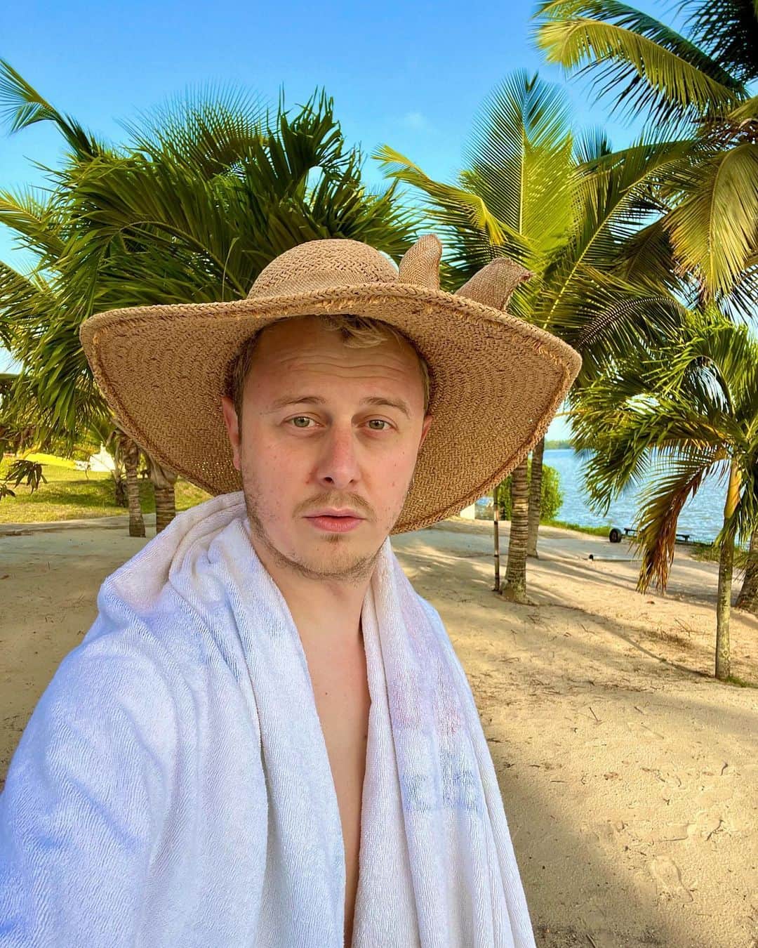 Norman Thavaudさんのインスタグラム写真 - (Norman ThavaudInstagram)「Souvenir de la Côte d’Ivoire ! Du FuzeTea, des rencontres incroyables, un road trip, un Vlog, le mariage de mon père (et ouais), des rires, des larmes (de joie hein), des coups de soleil (3 exactement)… Bref un voyage unique ! Le Vlog est dispo sur ma chaîne YouTube ⏯ Je remercie FuzeTea qui m’a accompagné dans cette belle aventure, la marque célèbre la fusion d’éléments au sein de ses boissons mais aussi au sein de chacun d’entre nous. (On dirait une phrase de JCVD ça non ?) Qui est de la Côte d’Ivoire dans les commentaires ? 🇨🇮😁 #UnMondeDeFusion @fuzeteafrance #ad」7月22日 0時14分 - normanthavaud