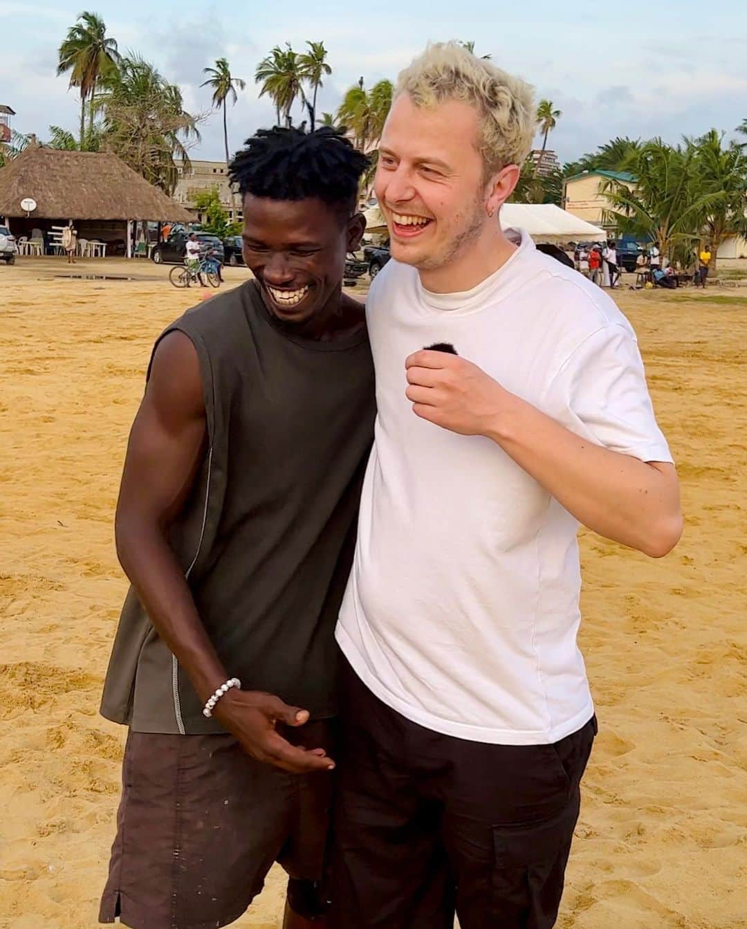 Norman Thavaudさんのインスタグラム写真 - (Norman ThavaudInstagram)「Souvenir de la Côte d’Ivoire ! Du FuzeTea, des rencontres incroyables, un road trip, un Vlog, le mariage de mon père (et ouais), des rires, des larmes (de joie hein), des coups de soleil (3 exactement)… Bref un voyage unique ! Le Vlog est dispo sur ma chaîne YouTube ⏯ Je remercie FuzeTea qui m’a accompagné dans cette belle aventure, la marque célèbre la fusion d’éléments au sein de ses boissons mais aussi au sein de chacun d’entre nous. (On dirait une phrase de JCVD ça non ?) Qui est de la Côte d’Ivoire dans les commentaires ? 🇨🇮😁 #UnMondeDeFusion @fuzeteafrance #ad」7月22日 0時14分 - normanthavaud