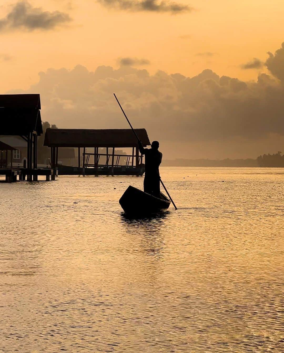 Norman Thavaudさんのインスタグラム写真 - (Norman ThavaudInstagram)「Souvenir de la Côte d’Ivoire ! Du FuzeTea, des rencontres incroyables, un road trip, un Vlog, le mariage de mon père (et ouais), des rires, des larmes (de joie hein), des coups de soleil (3 exactement)… Bref un voyage unique ! Le Vlog est dispo sur ma chaîne YouTube ⏯ Je remercie FuzeTea qui m’a accompagné dans cette belle aventure, la marque célèbre la fusion d’éléments au sein de ses boissons mais aussi au sein de chacun d’entre nous. (On dirait une phrase de JCVD ça non ?) Qui est de la Côte d’Ivoire dans les commentaires ? 🇨🇮😁 #UnMondeDeFusion @fuzeteafrance #ad」7月22日 0時14分 - normanthavaud