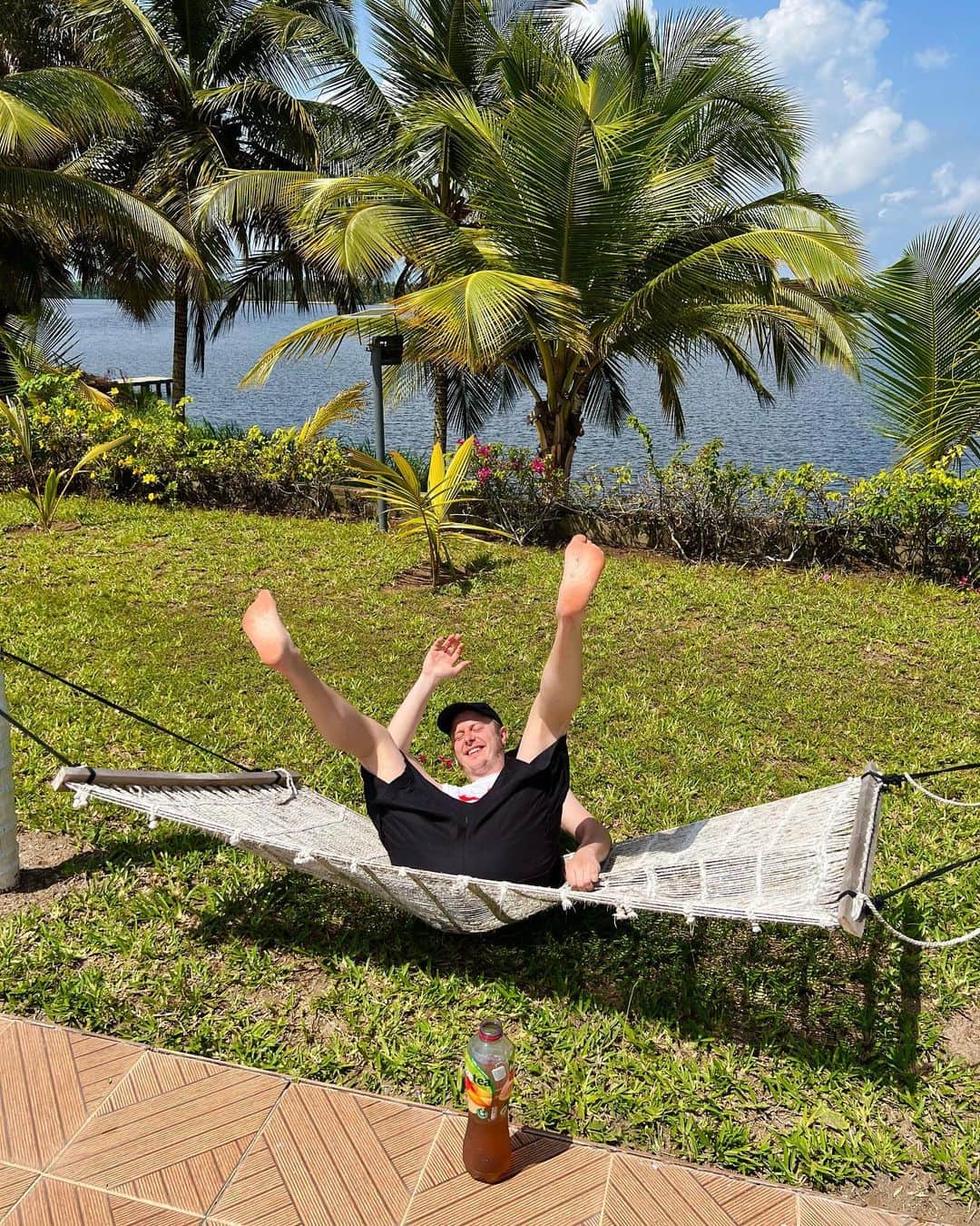 Norman Thavaudさんのインスタグラム写真 - (Norman ThavaudInstagram)「Souvenir de la Côte d’Ivoire ! Du FuzeTea, des rencontres incroyables, un road trip, un Vlog, le mariage de mon père (et ouais), des rires, des larmes (de joie hein), des coups de soleil (3 exactement)… Bref un voyage unique ! Le Vlog est dispo sur ma chaîne YouTube ⏯ Je remercie FuzeTea qui m’a accompagné dans cette belle aventure, la marque célèbre la fusion d’éléments au sein de ses boissons mais aussi au sein de chacun d’entre nous. (On dirait une phrase de JCVD ça non ?) Qui est de la Côte d’Ivoire dans les commentaires ? 🇨🇮😁 #UnMondeDeFusion @fuzeteafrance #ad」7月22日 0時14分 - normanthavaud