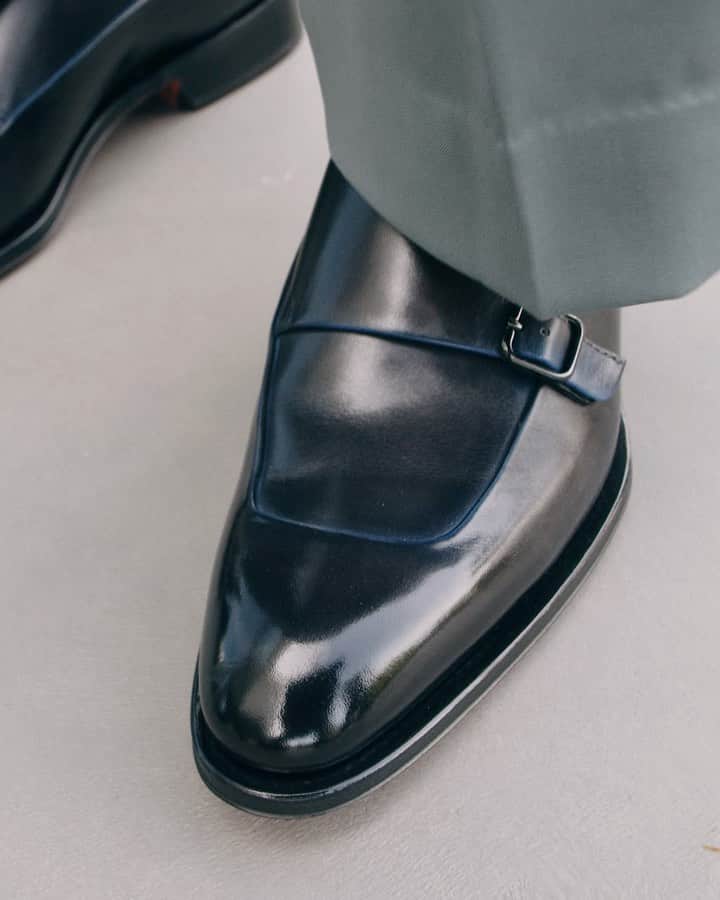 サントーニのインスタグラム：「Change is in the air. And it’s never been so elegant.  Introducing the Santoni Pre Fall Collection, our most refined design yet.  #Santoni #SantoniFW22」