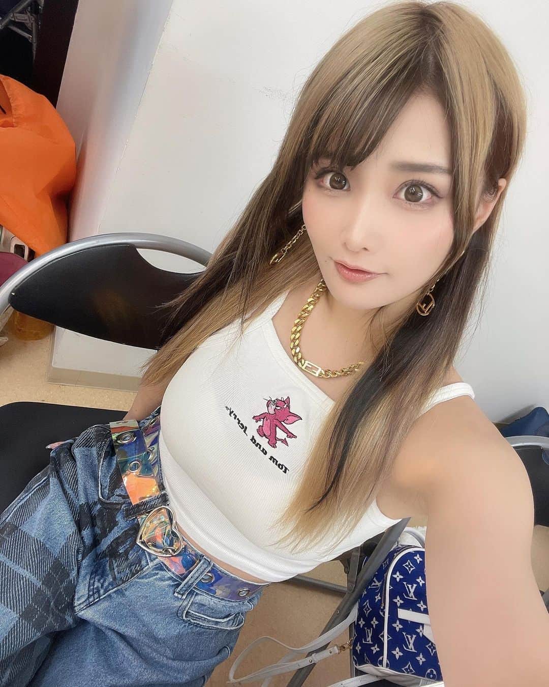 赤羽もものインスタグラム：「私服✌️   #私服  #タンクトップ  #デニム  #自撮り  #denim」