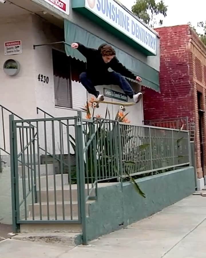 スラッシャーのインスタグラム：「🏁 @rapidskateboarding’s STRAIGHT JACKET video is now playing on ThrasherMagazine.com 🔋 🎬 @gagearenas」