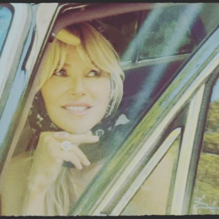 ベン・ワッツのインスタグラム：「Afternoon in @christiebrinkley magical garden 🪴 for @sociallifemagazine shot on super 8 film styling @xgabriela hair @mitchbarry @sandylinter …… 🎥 @jeff_sutera edit: @peterelliotteaton #hamptons #christiebrinkley #benwatts #summer @kodak_shootfilm」