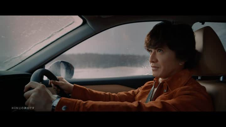 日産自動車のインスタグラム：「【誕生 #日産エクストレイル e-4ORCE】 #木村拓哉 さん出演のエクストレイル新CMを公開！ ４WDの常識を覆す日産の新技術e-4ORCEが電気の速さで四輪を瞬間自動制御。 悪路さえも悠々と運転する木村さんをぜひご覧ください！  #日産 #NISSAN #ePOWER #e4ORCE #ニッサン #nissanjapan #5523」