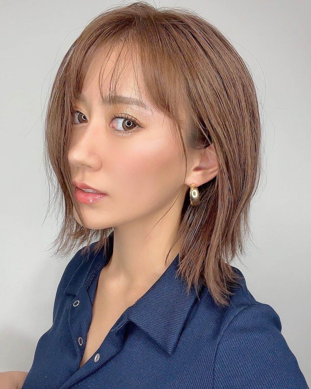 照井和希のインスタグラム：「New hairstyle 🐾  ショート復活🤍 @rosa_michael11  @rosa_studio_0301   スッキリー！かわいいー！🤍 ありがとうございました🐶🐾  ⋱⋰ ⋱⋰ ⋱⋰ ⋱⋰ ⋱⋰ ⋱⋰ ⋱⋰ ⋱⋰ ⋱⋰ ⋱⋰ ⋱⋰ ⋱⋰   #ショート #ショートボブ #心斎橋ヘアサロン #美容院 #エクステ #ショートヘア」