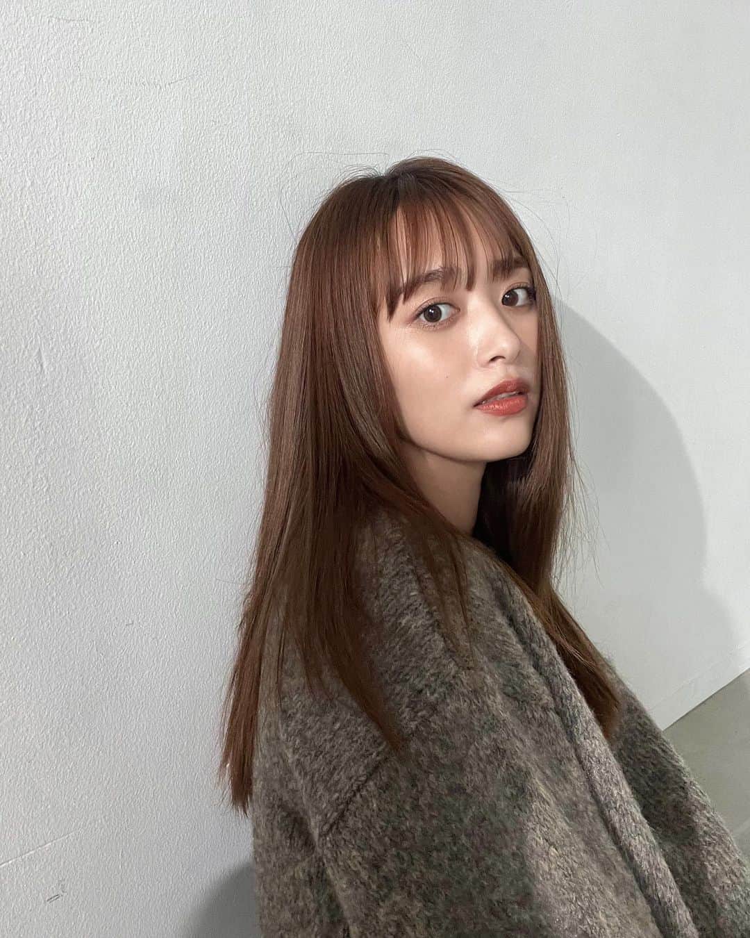 近藤千尋のインスタグラム：「髪の毛ぱやぱやしてますが、 もうニットの撮影🧶しております🥹🤍🤍笑 涼しい顔してますが めちゃ暑いです😂😂😂  皆さんも水分とって熱中症気をつけてね💦🥵  最近はちょいとハードだったので 疲れがなかなか取れず、、 久々にピラティスとエステにも行けて 体が生き返りました🥲 リフレッシュ大事！！！  @rin.pilatesstudio  @m_beautystyling   ストーリーに載せたけど 時計2個付けしてたんだよ。笑 やばすぎ😂  今日から娘は夏休みスタート🌈 といっても学校へいくので あんまり夏休み感は無いかな😂🌞笑 スクールなのでお弁当が二つになるだけ💕  明日はラヴィットがお休みなので なんか不思議な感じ🥺寂しい🥺けど 世界陸上みんなで応援しましょう📣❣️」