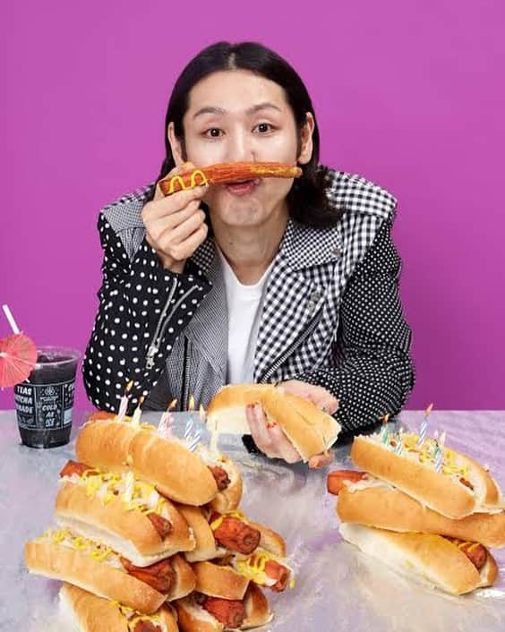 小林尊のインスタグラム：「🥸🌭🎂🥂🎉」