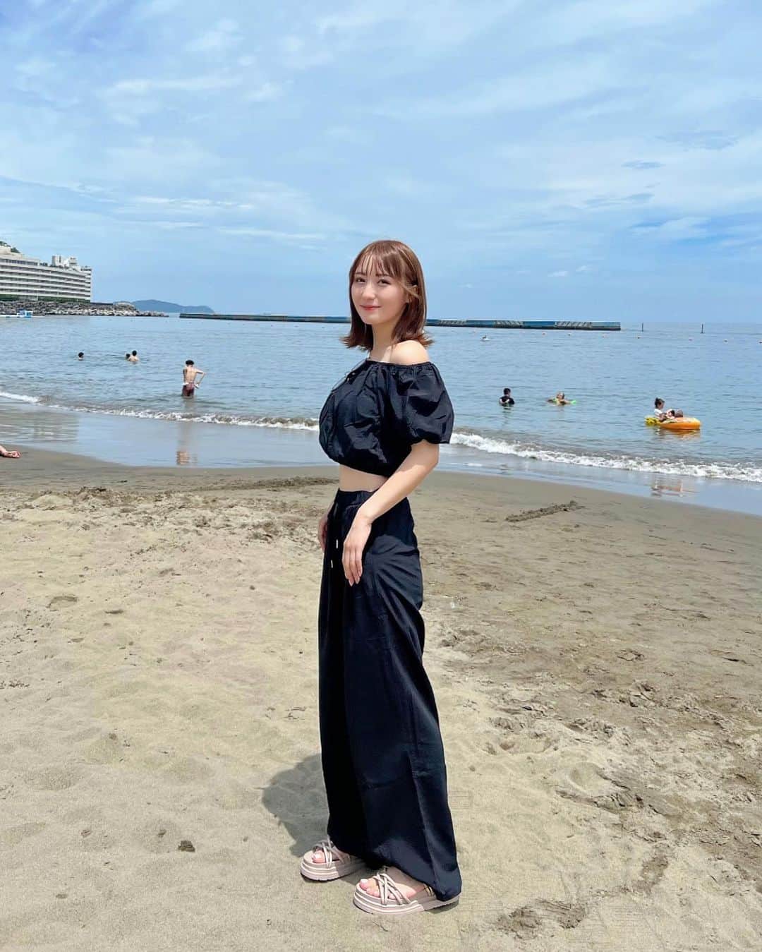 のインスタグラム：「熱海ってかっけーな🥺🤍 ってか夜ご飯何食べる？ . . . .  #japan#japanese#outlet#sweat#sweater#ootd#오오티디#오오티디룩#韓国ファッション#スウェットパンツ#スウェットコーデ#キャミソール#夏服コーデ#シャツコーデ#zozotown#tシャツコーデ#ストリート系女子#ストリートファッション#ストリートコーデ#カジュアルコーデ#カジュアル#サンダル」