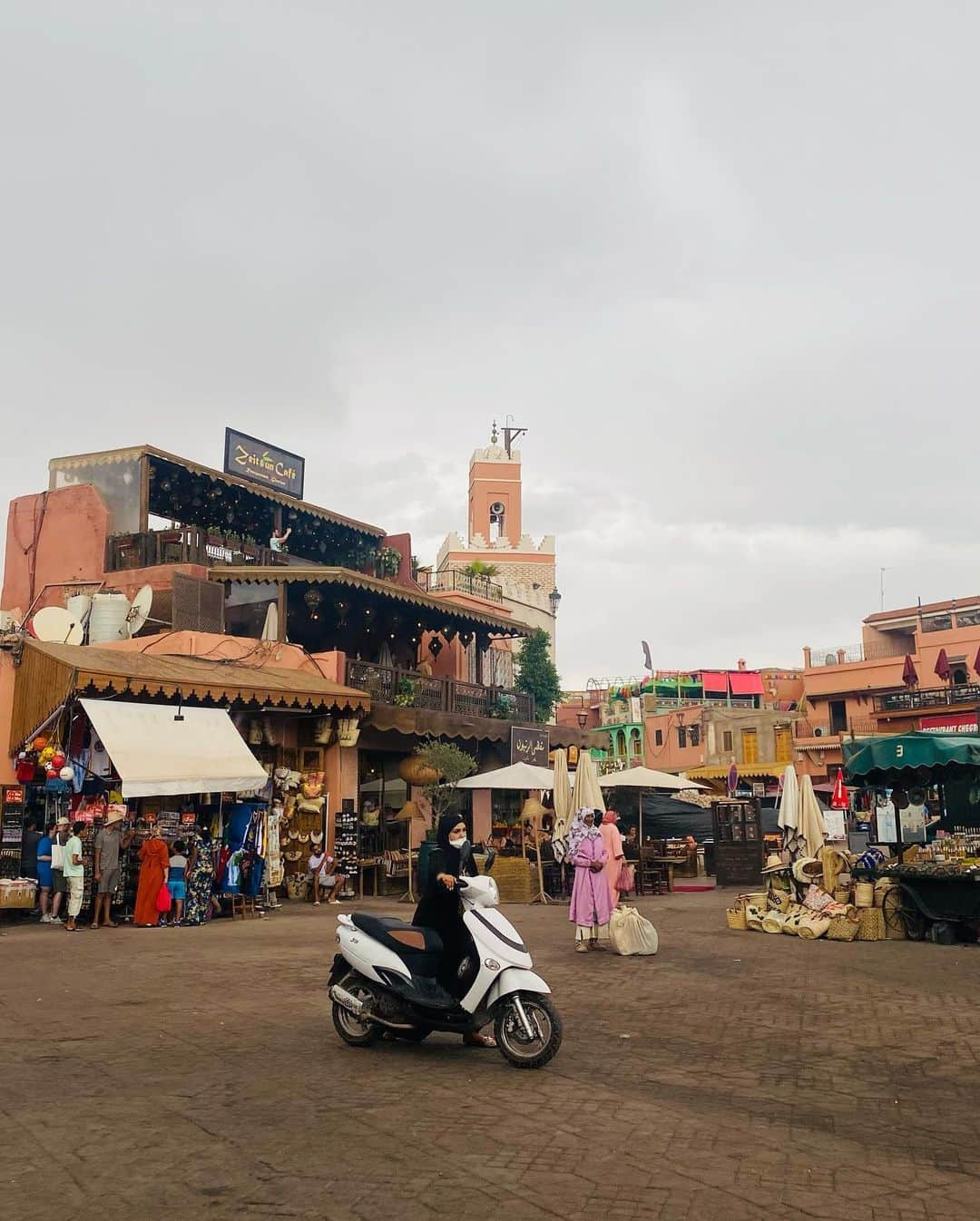 ユナ・デュフネさんのインスタグラム写真 - (ユナ・デュフネInstagram)「La Médina 🇲🇦 . . . #Maroc #Marrakech #Medina #OldTown #Hot #Summer #City #Mosquee #Koutoubia #kutubyya #minaret」7月21日 17時38分 - youna_d