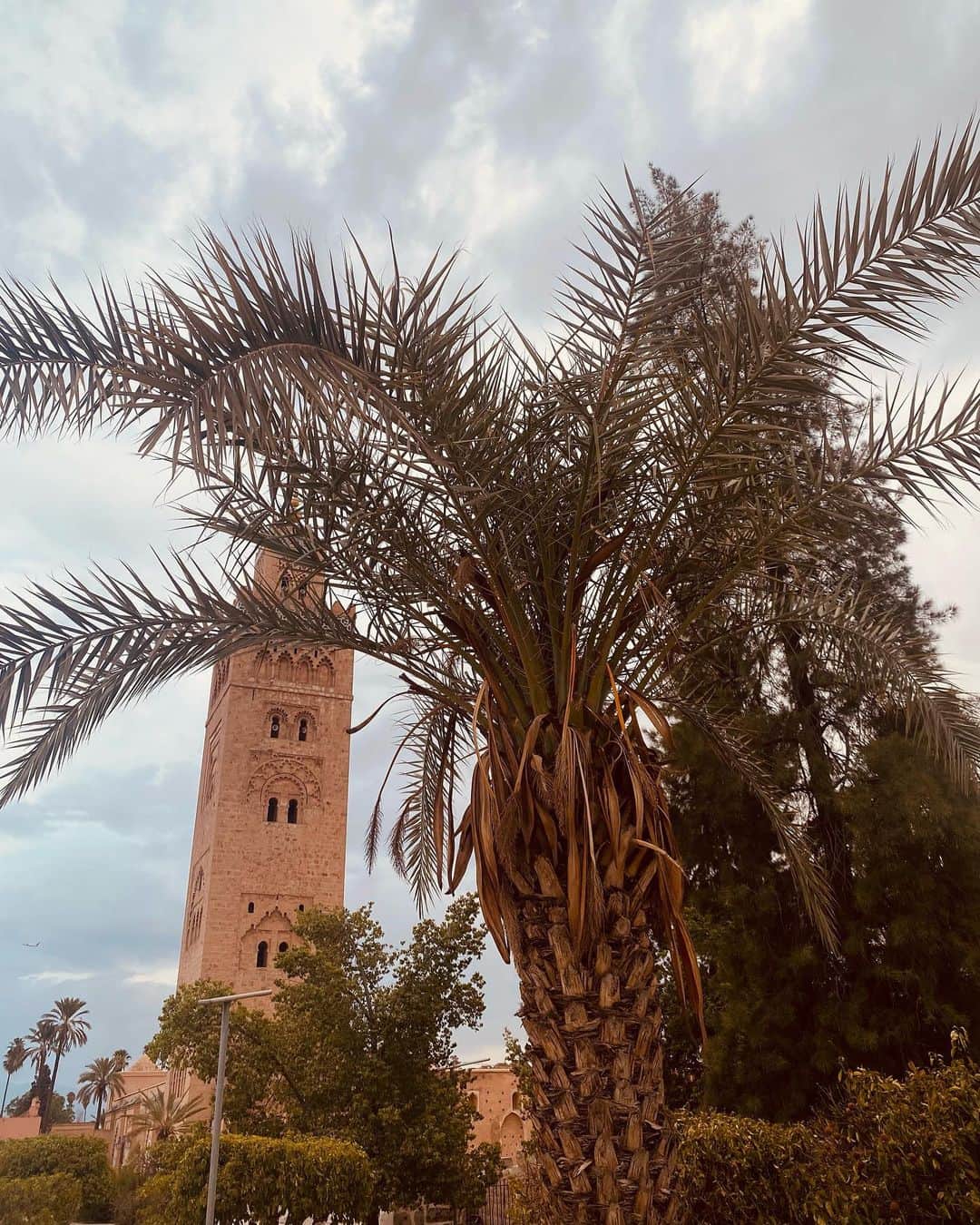 ユナ・デュフネのインスタグラム：「La Médina 🇲🇦 . . . #Maroc #Marrakech #Medina #OldTown #Hot #Summer #City #Mosquee #Koutoubia #kutubyya #minaret」