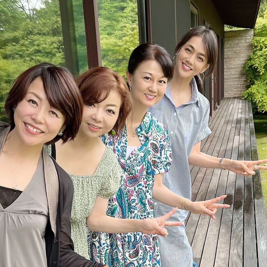 のインスタグラム：「毎年恒例のモモコ、マエノリ、エミちゃんで軽井沢H邸一泊食べまくり買いまくりツアー‼️  今年も行ってきました😊 軽井沢で待ち合わせ❗️ アウトレットでマエノリセレクトで買物👛 で、お迎え来てもらって大好きなカフェへ☕️ お家でいっぱい飲んで、 むちゃんこ美味しいレストラン🍽 また帰って飲んで朝は 南フランスみたいな朝ごはん💕 んでお土産買いにいって蕎麦食べて軽井沢カフェ✨ ここの抹茶カフェ最高でした詳しくは後日YouTubeで‼️  #ハイヒールモモコ #👠 #👠🍑 #CHANEL #シャネラー #グルメ #アメブロ  #YouTube #モモコ新聞  #軽井沢 #軽井沢coffee #karuizawacoffeecompany  #毎年恒例 #マエノリ #前田典子 ちゃん #エミちゃん」