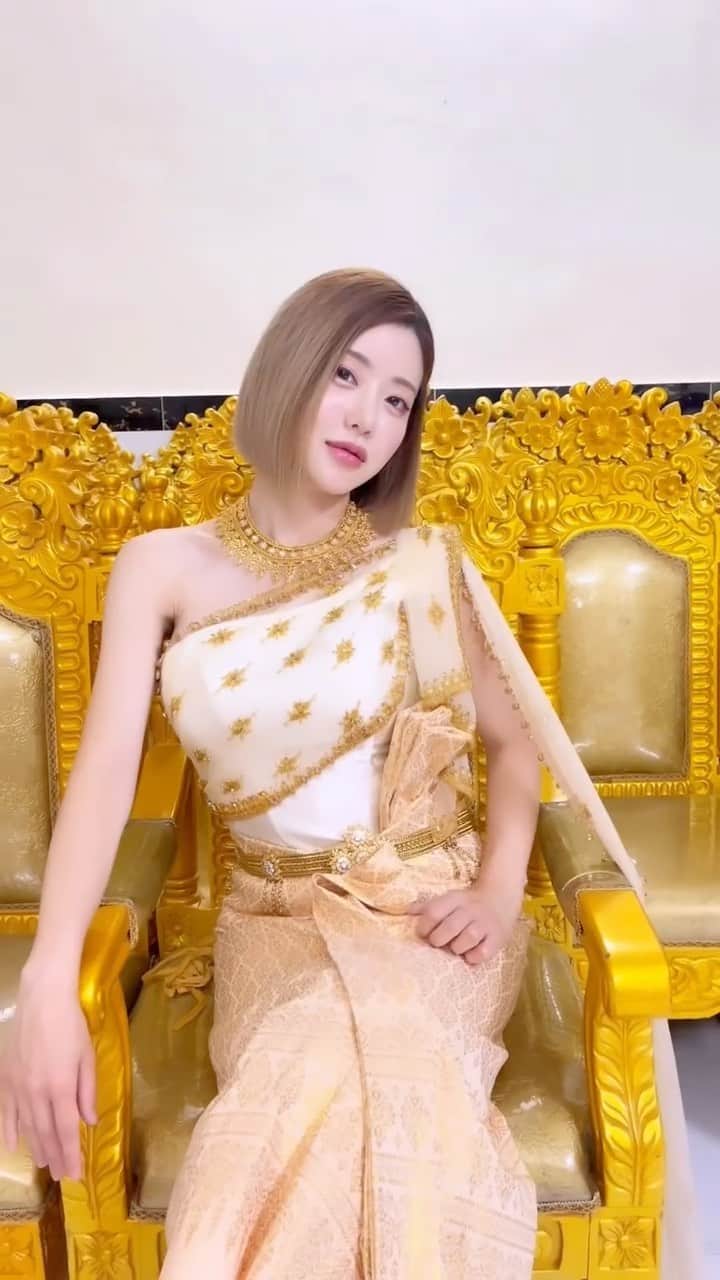 Dj Sodaのインスタグラム：「캄보디아 전통의상 입어 봤는데 무슨 색깔이 제일 이뻐?🥰🥰 I tried Cambodia traditional clothes! Which color suits me the best? 😘😘」