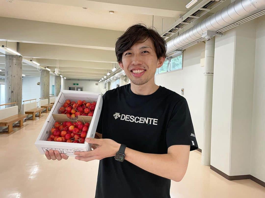 一戸誠太郎のインスタグラム：「【ご報告】 今年から「おいしい山形推進機構」様より山形の季節のうまいものをご提供いただけることになりました⛰ 第1弾はさくらんぼの〈紅秀峰〉〈佐藤錦〉です🍒 7月下旬からはメロン🍈やすいか🍉、もも🍑、デラウエア🍇が食べごろとの事です！ みなさんも是非ご賞味ください！  #おいしい山形 #おいしい山形推進機構 #山形」